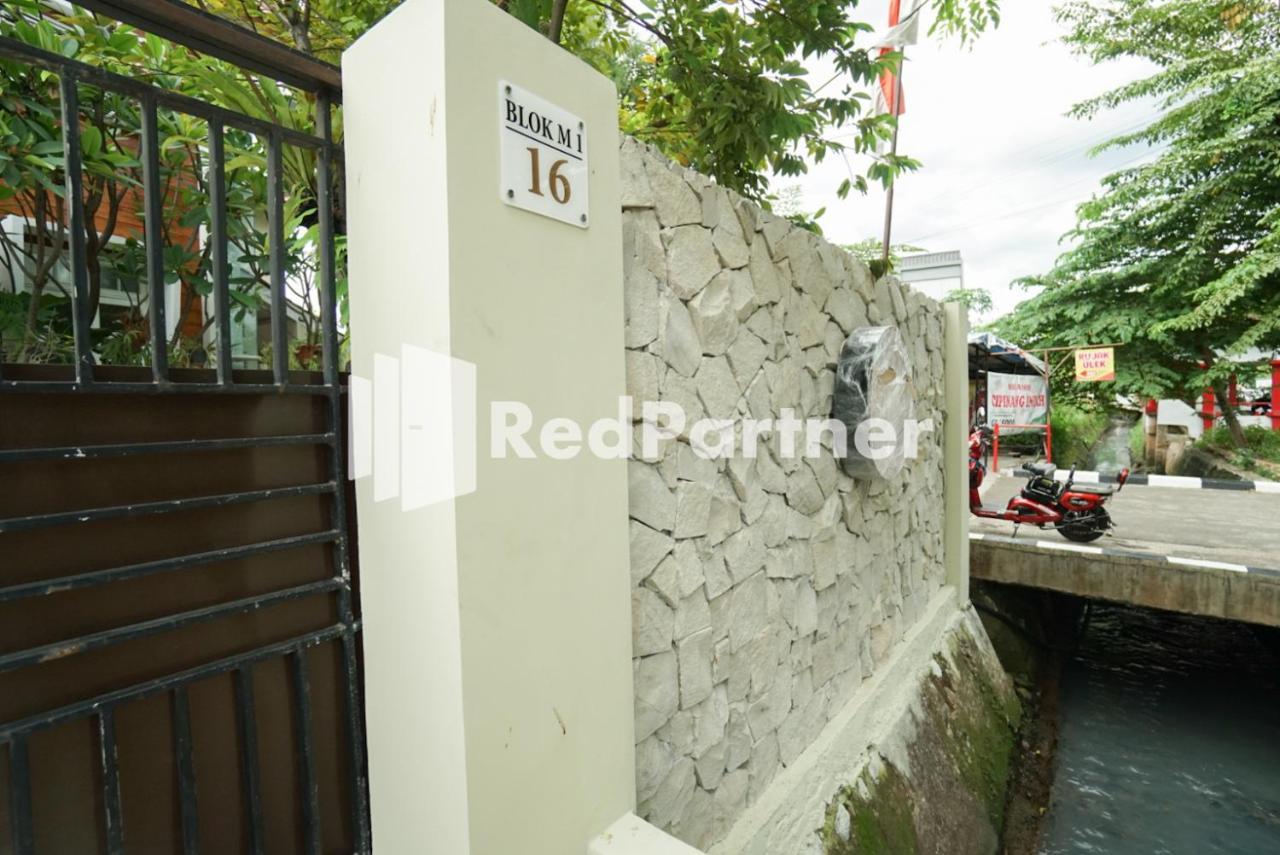 ホテル Fazza Syariah Mitra Reddoorz ジャカルタ エクステリア 写真